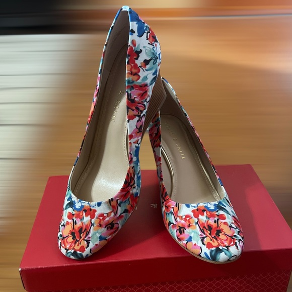 ❤️‍🔥SOLD ❤️‍🔥 Wedge Pump Red Multi-color size 8M slip on Gift NIB - Picture 2 of 3